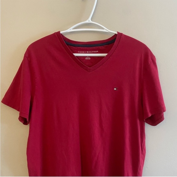 ✌️2/$10✌️ Tommy Hilfiger Men’s Deep Red V-Neck Tee w Logo – Size Medium GUC - Picture 2 of 10